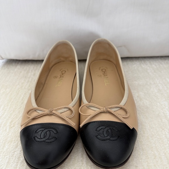 Chanel Ballerina Flats in classic Beige & Black - Picture 4 of 8
